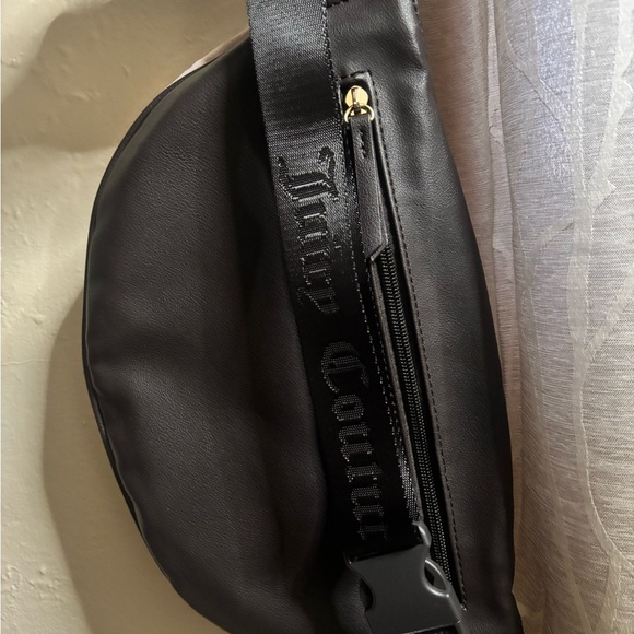 New JUICY COUTURE Chest/Belt Bag - Picture 2 of 4